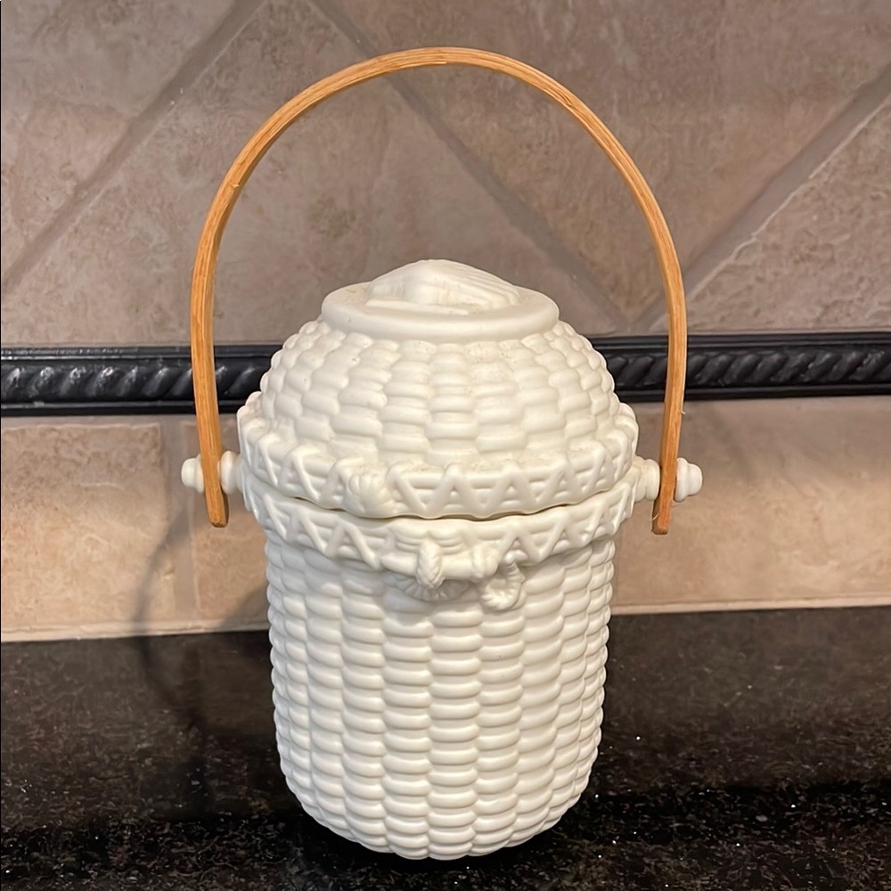 PartyLite Woven Ceramic Basket with Handle, with battery lite.